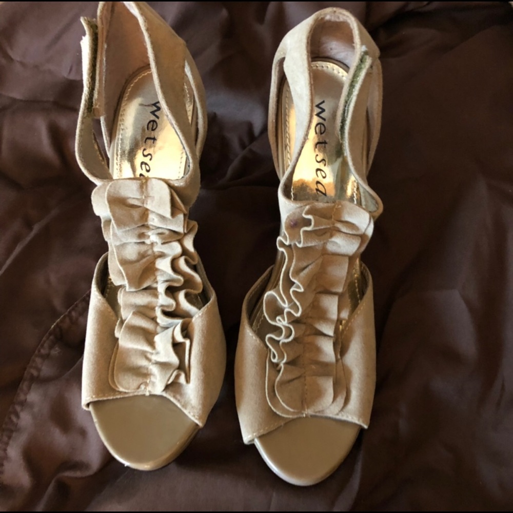 Wet Seal Ivory pumps with open toe!